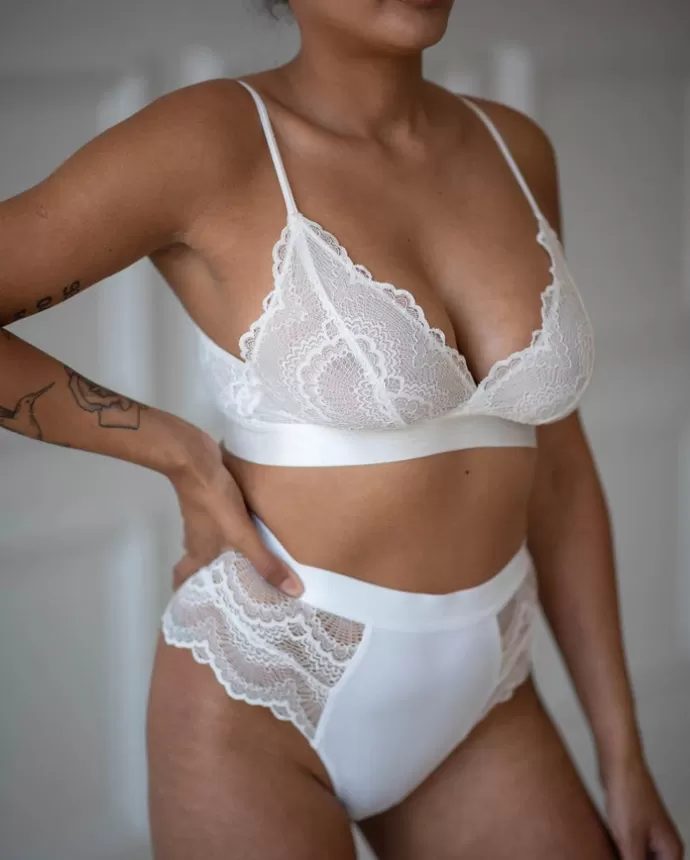 Hot UNDERSTATEMENT Lined Bralette Blanche