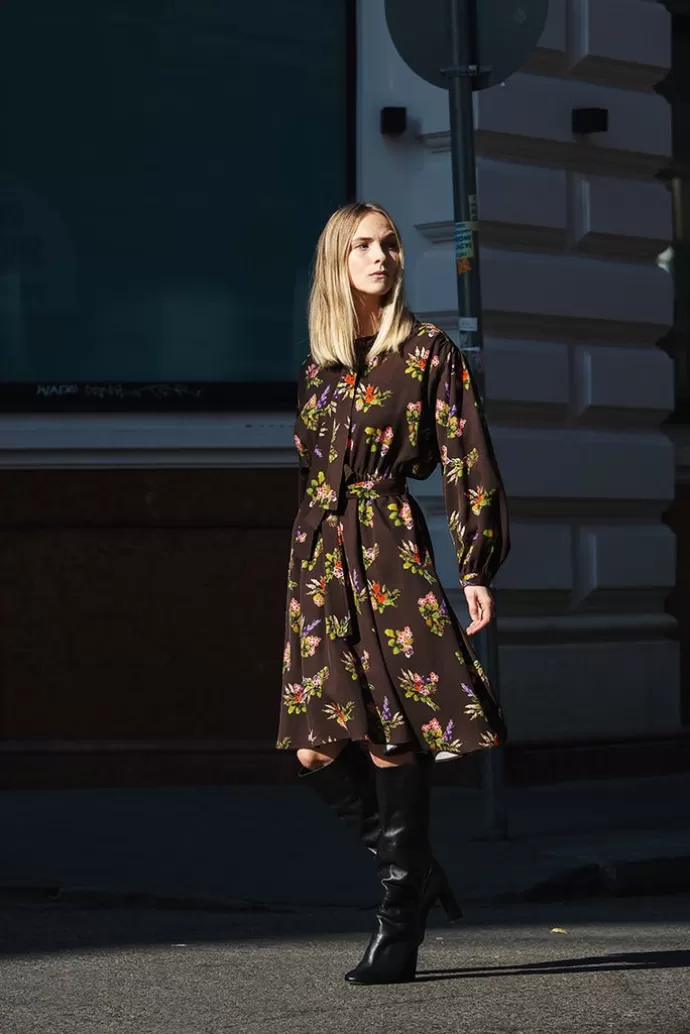 TOMCSANYI Marta Tie Mekko Lame Flower Print