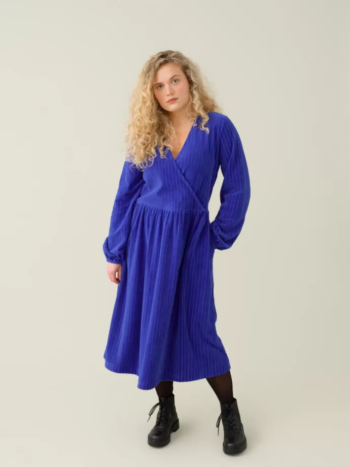 MAINIO Naisten Velour Mekko Dazzling Blue